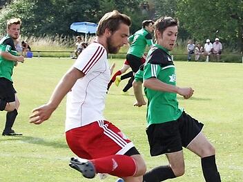 Die Zuschauer beim Rodach-Main-Turnier in Schwürbitz sahen spannende Spiele - hier eine Szene aus der Partie VfB Neuensee gegen FC Schwürbitz (weiße Trikots). Fotos: Horst Habermann