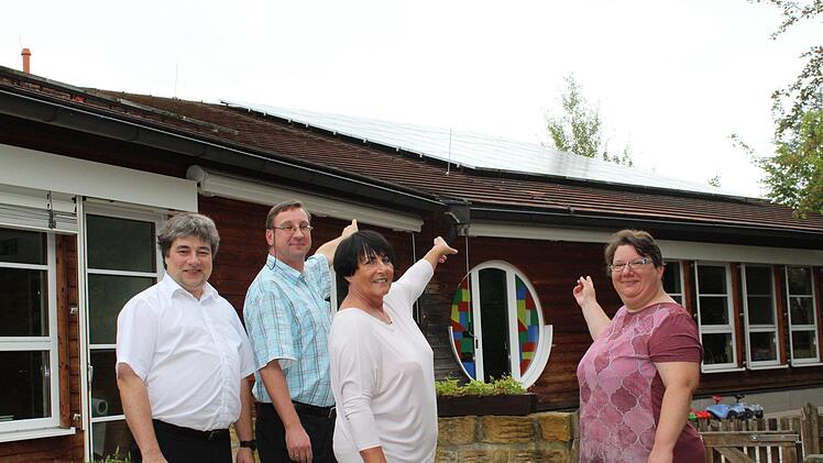 Das ist unser Sponsor, deuten Pfarrer Jörg Herrmann, Volkhard Schneider, Eva Grempel und Kiga-Leiterin Martina Gundel stolz auf ihre Photovoltaikanlage. Foto: Manja von Nida