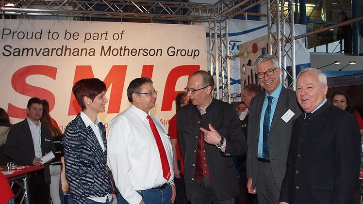 Bei einem Rundgang durch die Ausbildungsmesse unterhielt sich Landrat Christian Meißner (3. v. r.) in Anwesenheit seines Stellvertreters Helmut Fischer (r.) und des Berufsschulleiters Hans-Jürgen Lichy (2. v. r.) mit Vertretern des Michelauer Automobilzulieferers SMIA. Foto: Alfred Thieret