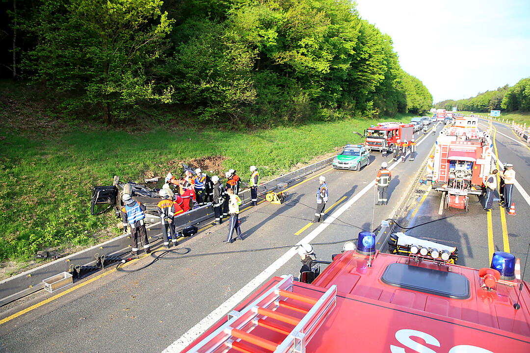 Auto überschlägt sich im Baustellenbereich auf der A6 im Kreis Roth