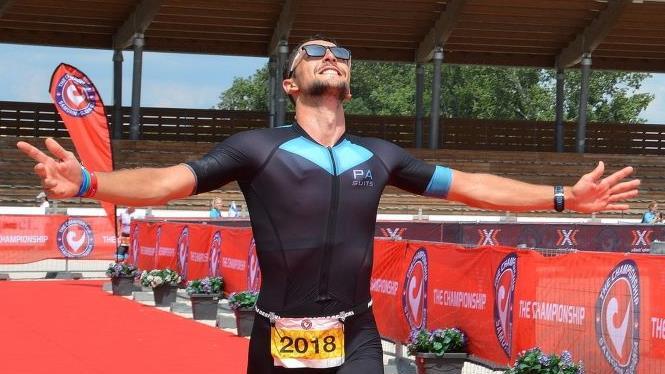 Die pure Freude, gepaart mit einer enormen Erleichterung: Manuel Heilmann beim Zieleinlauf im slowakischen Samorin. Der Triathlet des SSV Forchheim hat seine Altersklassenwertung über die Halbdistanz gewonnen. Nun hofft er, sich im Juli in Zürich für den Ironman auf Hawaii zu qualifizieren. Heilmann