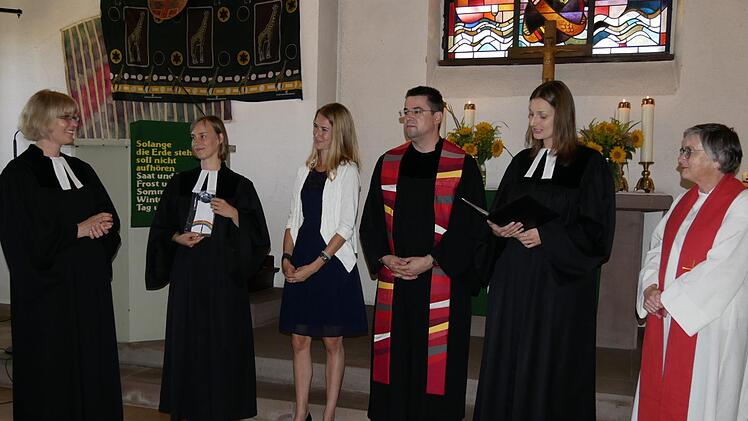 Jetzt ist das Neustadter Seelsorger-Team der evangelischen Kirchengemeinden komplett. Die Pfarrerinnen Ulrike Schmidt-Rothmund von Fechheim, Bettina-Maria Minth vom Sprengel 2, Ehemann Michael Meyer zu H&ouml;rste von Neustadts Stadtkirche Sankt Georg, Pfarrerin Romina Rieder von der Kirchengemeinde Haarbr&uuml;cken-Ketschenbach-Thann sowie die Diakonin der Kirchengemeinde Sankt Georg, Gabriele Lehrke-Neidhardt, freuen sich auf die Zusammenarbeit. Foto: Manja von Nida