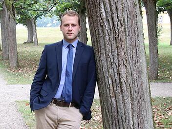 Florian Köhler in den Parkanlagen von Schloss Seehof: Der Abiturient interessiert sich für Orte mit Geschichte. Foto: Sebastian Schanz