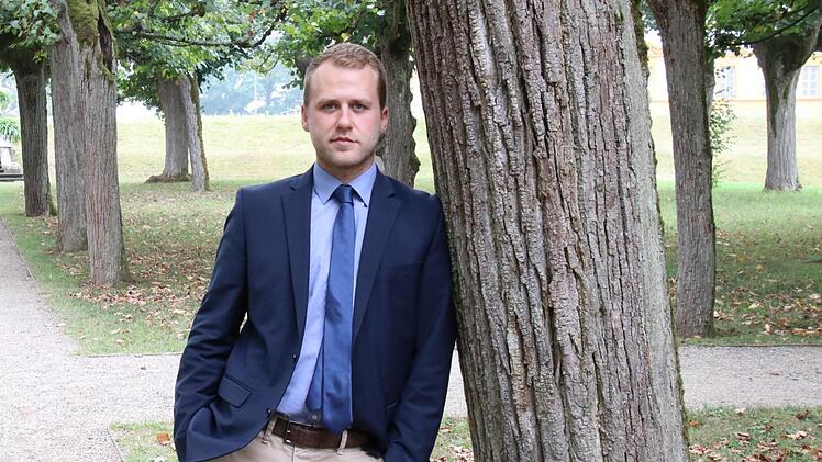 Florian Köhler in den Parkanlagen von Schloss Seehof: Der Abiturient interessiert sich für Orte mit Geschichte. Foto: Sebastian Schanz