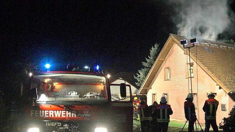 Nach einem Blitzeinschlag geriet ein Haus in Unterfranken in Brand. Dabei entstand hoher Sachschaden. Foto: NEWS5 / Paso