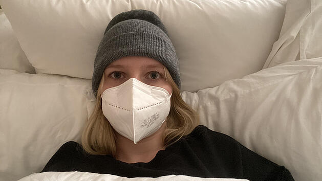 Junge Frau mit schweren Corona-Symptomen