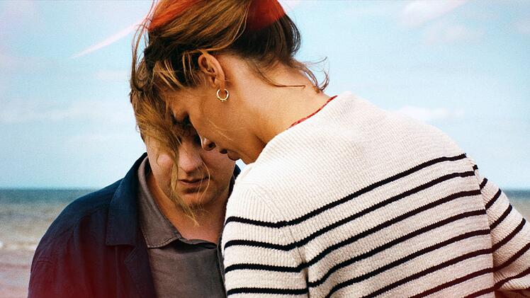 Leon (Thomas Schubert) kann Nadja (Paula Beer) anfangs nicht leiden, kommt ihr dann aber doch irgendwie näher.