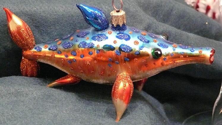 Warum dieser bunte Geselle wohl im Christbaum hängt?