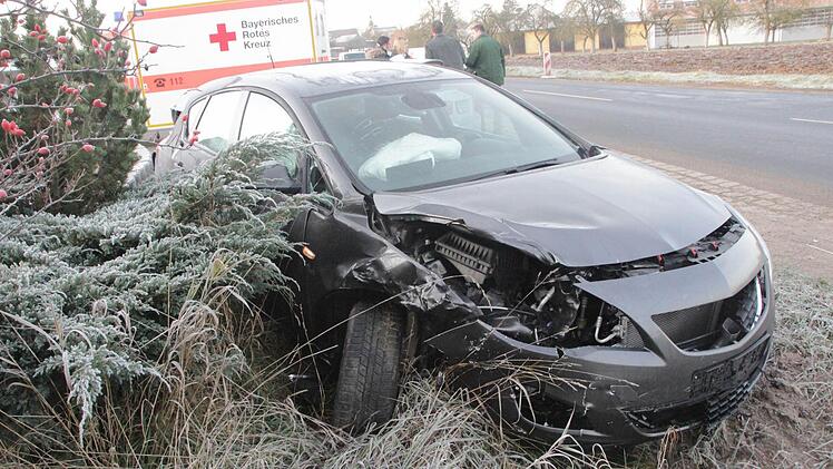 Mit der rechten Seite prallte der Opel-Fahrer in den Gegenverkehr.