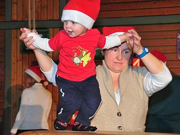 Am Kasten zeigten die Weihnachtswichtel des Muki-Turnens ihre Krabbel-, Kletter- und Sprungkünste, teils noch in Begleitung der Eltern.  Foto: K.-H. Hofmann