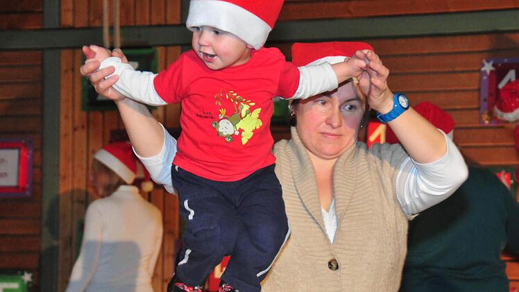 Am Kasten zeigten die Weihnachtswichtel des Muki-Turnens ihre Krabbel-, Kletter- und Sprungkünste, teils noch in Begleitung der Eltern.  Foto: K.-H. Hofmann
