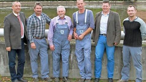Die Mitarbeiter der Kläranlage Karl-Heinz Schütz, Thomas Bauer, Hans Walter, Dittmar Zillig und Bürgermeister Jürgen Kohmann (links) sowie Bauamtsleiter Michael Hess (Zweiter von rechts) tun alles für einen reibungslosen Ablauf.