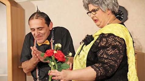 Eine Szene des Stücks: Mimik und Gestik der Darsteller passten absolut zum turbulenten Geschehen auf der Bühne. Foto: Mathias Erlwein