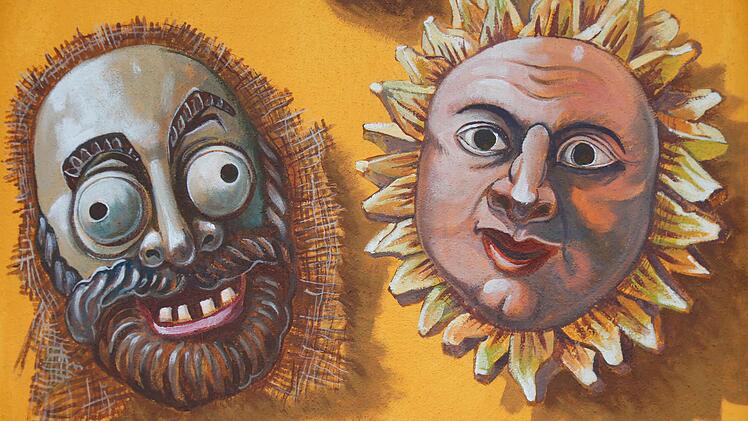 Masken an der Fassade des Deutschen Fastnachtmuseums in Kitzingen Foto: Matthias Hoch