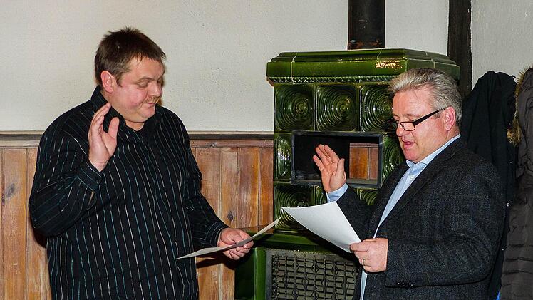 Jürgen Amend rückt für Sigfried Wilhelm in den Stettfelder Gemeinderat nach. Bürgermeister Alfons Hartlieb (rechts) vereidigte ihn in der letzten Gemeinderatssitzung. Foto: Christian Ziegler