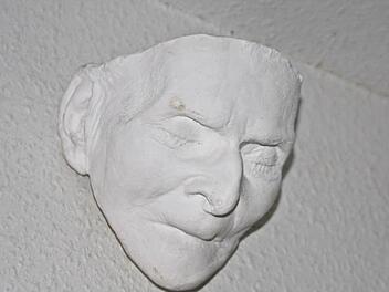 Eine Totenmaske, die Beate Pohlus nach einem Jahrhunderte alten Verfahren herstellte.  Foto: Petra Mayer