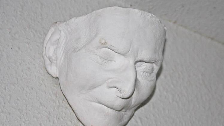 Eine Totenmaske, die Beate Pohlus nach einem Jahrhunderte alten Verfahren herstellte.  Foto: Petra Mayer