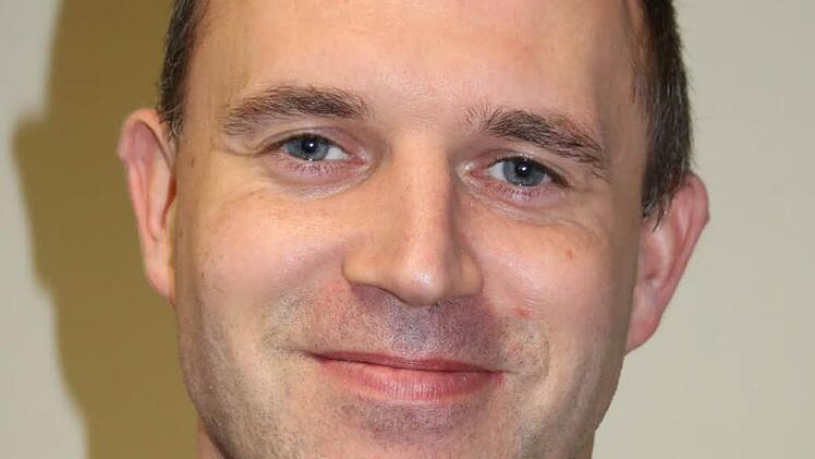 "Die Kommunen hatten das Geld zum größten Teil bereits in den Haushalt eingestellt, weil die Einführung ja lange bekannt war", berichtet der Katastrophenschutzbeauftragte des Landkreises Bad Kissingen, Denny Heinsmann, über die Verhandlungen mit den Kommunen. Bereits kurz nach der ersten Info-Veranstaltung seien im Januar 2015 die ersten Bestellungen für die neuen Funkgeräte eingegangen. "Wir mussten lediglich bei ein oder zwei Gemeinden nochmal nachfragen." Foto: Ralf Ruppert