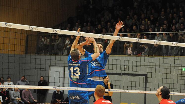 1:3 gegen den Tabellenführer verloren, aber wieder viele Sympathie-Punkte gewonnen haben Hammelburgs Volleyballer (blaue Trikots). Foto: Hopf