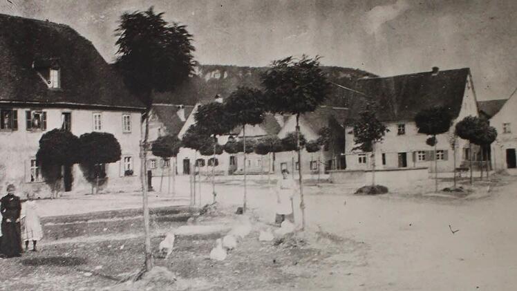Das wohl älteste Bild vom Marktplatz mit der Schule (links) von 1911. Repro: Carmen Schwind
