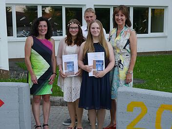 Die Prüfungsbesten der Mittelschule Schondra (von links): Edina Fell, Lukas Heil, Lea Finke mit Rektorin Sabine Kreil (links) und Klassenlehrerin Dagmar Hüfner (rechts).  Foto: Oswald Türbl