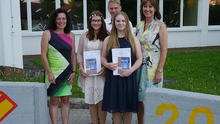 Die Prüfungsbesten der Mittelschule Schondra (von links): Edina Fell, Lukas Heil, Lea Finke mit Rektorin Sabine Kreil (links) und Klassenlehrerin Dagmar Hüfner (rechts).  Foto: Oswald Türbl