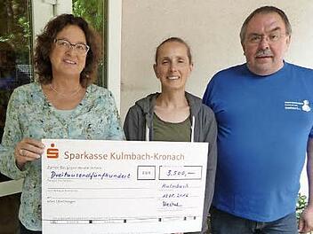 Eine Spende von 3500 Euro &uuml;bergab Marion Resch-Heckel (links) an Tierheimleiterin Susanne Schilling und den Vorsitzenden des Tierschutzvereins Kulmbach, Wolfgang Hain. Foto: Werner Rei&szlig;aus