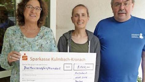 Eine Spende von 3500 Euro &uuml;bergab Marion Resch-Heckel (links) an Tierheimleiterin Susanne Schilling und den Vorsitzenden des Tierschutzvereins Kulmbach, Wolfgang Hain. Foto: Werner Rei&szlig;aus