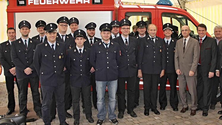 Die Mannschaft der Feuerwehr Hafenpreppach vor ihrem neuem "Prunkstück" mit (von rechts) Bürgermeister Wolfram Thein, Gemeinderat Eberhard Vogel, MdL Steffen Vogel, Landrat Wilhelm Schneider und (4. Von links) Kommandant Christian Vogel.  Foto: Helmut Will