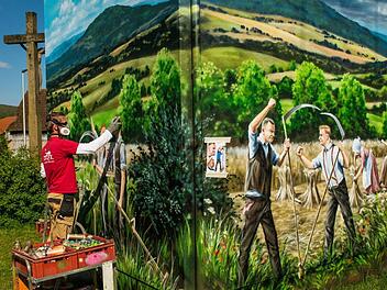 Markus Ronge bei der Arbeit. Mit Spraydosen zauberte er das Kunstwerk auf die Trafo-Station Fotos: Jürgen Hüfner