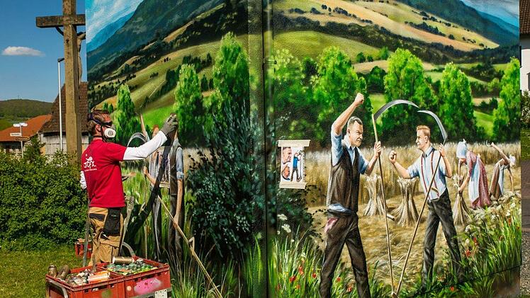 Markus Ronge bei der Arbeit. Mit Spraydosen zauberte er das Kunstwerk auf die Trafo-Station Fotos: Jürgen Hüfner