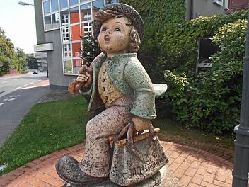 Der "Wanderbursch" vor der Hummel-Firmenzentrale in Rödental.  Archiv/Jochenberger
