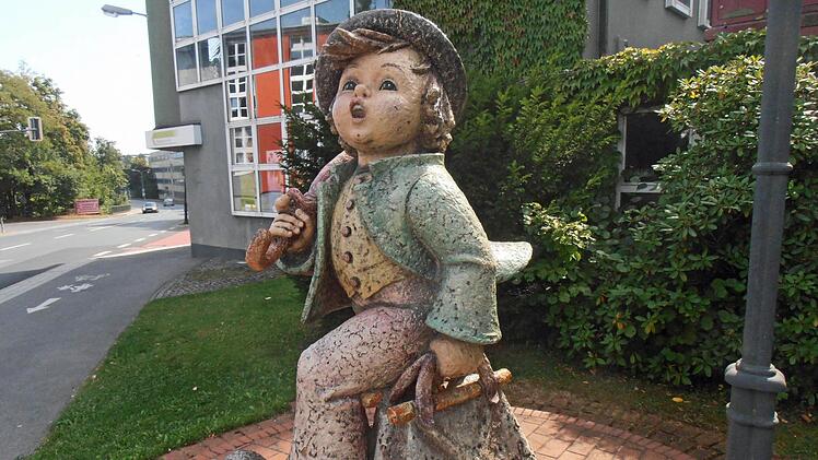 Der "Wanderbursch" vor der Hummel-Firmenzentrale in Rödental.  Archiv/Jochenberger