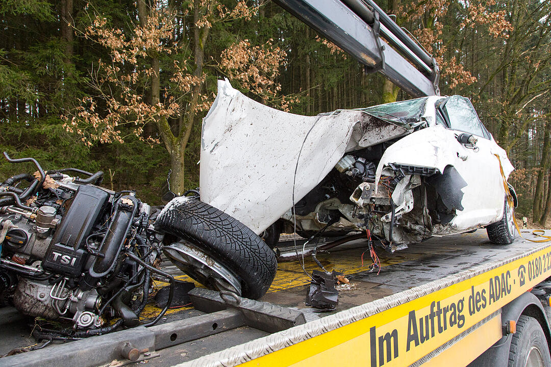 Sonnefeld: Mann prallt mit Auto gegen mehrere Bäume und stirbt