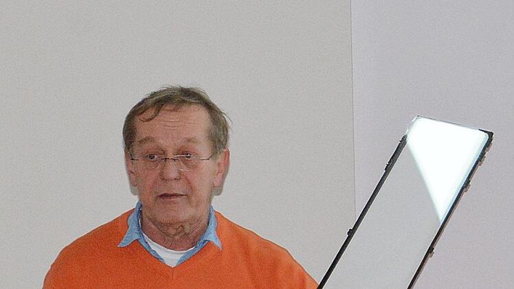 Franz-Bernd Frechen zeigte eine Membrane aus dem Wasserrucksack. Sie ist so fein, dass sie sogar Viren und Bakterien zurück hält. Foto: Friedrich