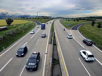 Entlang der Autobahn soll die Südlink-Stromtrasse führen. Die genaue Trasse  allerdings wird erst Ende 2021 feststehen. Dieses Foto entstand von einer  Brücke bei der Abfahrt Münnerstadt aus. Foto: Dieter Britz