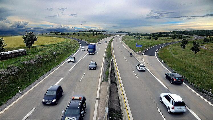 Entlang der Autobahn soll die Südlink-Stromtrasse führen. Die genaue Trasse  allerdings wird erst Ende 2021 feststehen. Dieses Foto entstand von einer  Brücke bei der Abfahrt Münnerstadt aus. Foto: Dieter Britz