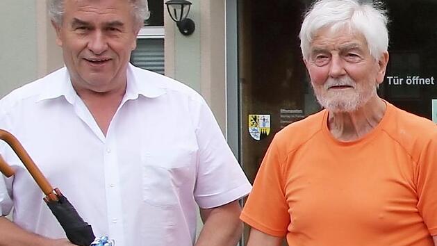 Seit 40 Jahren macht Heiner Enkrich (rechts) einmal im Jahr Wanderurlaub in Presseck. Daf&uuml;r &uuml;berreichte ihm B&uuml;rgermeister Siegfried Beyer eine kleine Anerkennung. Foto: Klaus Klaschka