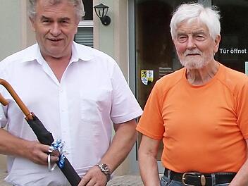 Seit 40 Jahren macht Heiner Enkrich (rechts) einmal im Jahr Wanderurlaub in Presseck. Dafür überreichte ihm Bürgermeister Siegfried Beyer eine kleine Anerkennung. Foto: Klaus Klaschka
