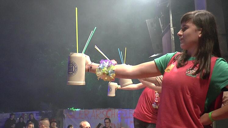 Beim Ma&szlig;krugstemmen gab es originelle Preise von der Ballermann-Insel zu gewinnen.