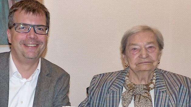 Kunigunda Staudt mit B&uuml;rgermeister Christian Lange. Foto: Meister
