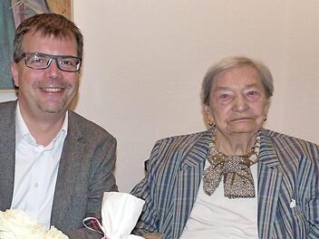 Kunigunda Staudt mit Bürgermeister Christian Lange. Foto: Meister