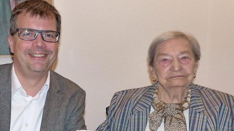 Kunigunda Staudt mit Bürgermeister Christian Lange. Foto: Meister