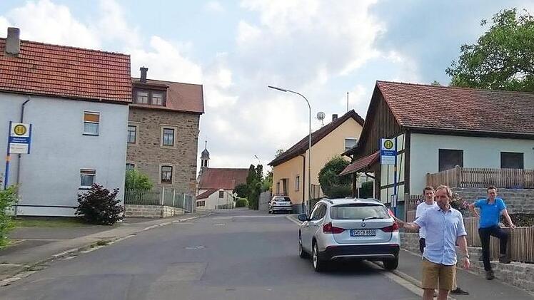 Aufgrund der Straßenschäden in der Ortsdurchfahrt von Horhausen fasst der Gemeinderat Theres ins Auge, hier eine Geschwindigkeitsbegrenzung auf Tempo 30 zu realisieren. Das wäre machbar. Bürgermeister Matthias Schneider (auf der Straße) erläuterte die Möglichkeiten.