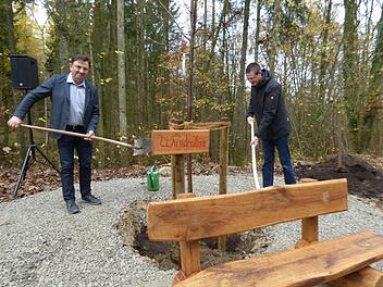 Die Bürgermeister Alwin Gebhardt  (l.) und Holger Strehl pflanzen die neue  Wunder-Linde. Foto: Thomas Weichert