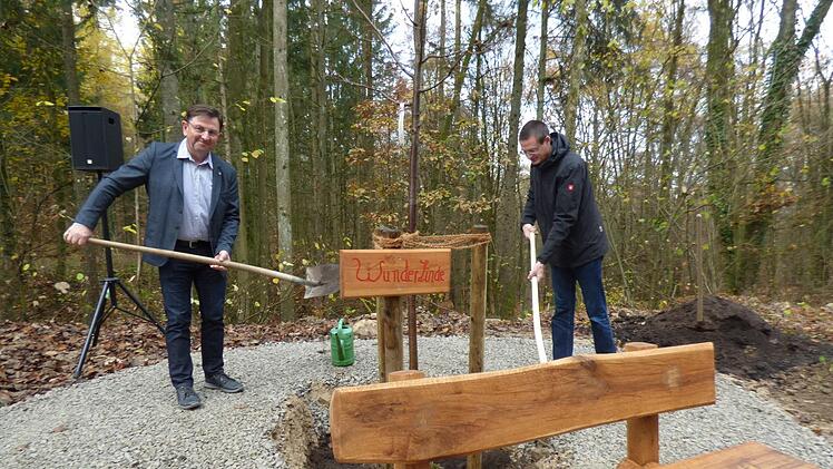 Die Bürgermeister Alwin Gebhardt  (l.) und Holger Strehl pflanzen die neue  Wunder-Linde. Foto: Thomas Weichert
