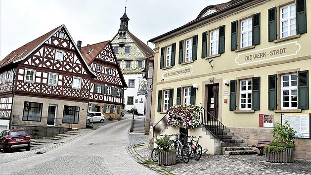 F&uuml;r die Verwirklichung von &bdquo;Stadtgr&uuml;n&ldquo; und gestalterischen Elementen hat das Stadtumbaumanagement in der j&uuml;ngsten Sitzung des Stadtrates von Burgkunstadt Vorschl&auml;ge unterbreitet. Ein m&ouml;glicher Bereich w&auml;re auf dem Marktplatz vor dem Schustermuseum.