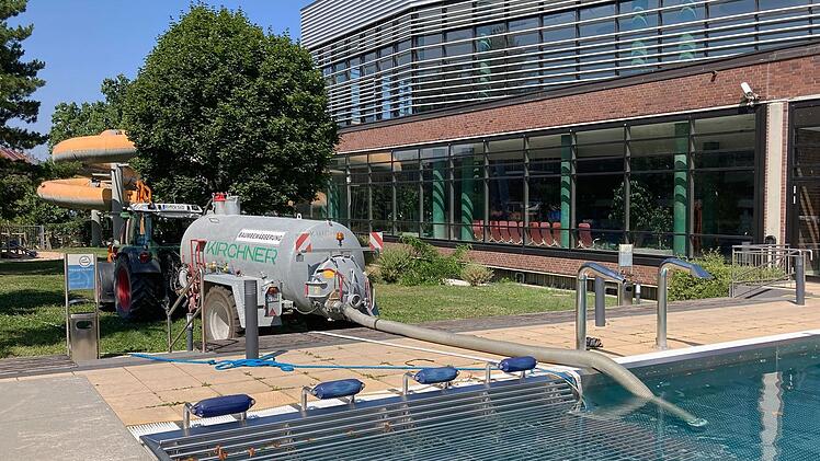 N&uuml;rnberg: Kreative Wasserspar-Ma&szlig;nahme - Stadtb&auml;ume werden mit Schwimmbadwasser bew&auml;ssert