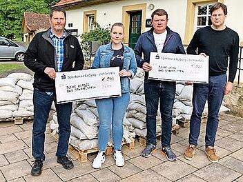 JB Fraktionsvorsitzender Christian Ziegler, JB Vorsitzende Josepha Lieb, JU Ortsvorsitzender Peter Büttner sowie Zweiter Bürgermeister Holger Then bei der Spendenübergabe