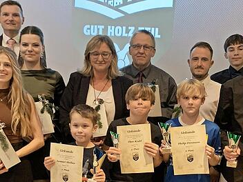 Von links nach rechts: Zweiter Vorsitzender Holger Jahn, Zweiter Sportwart Pascal &Ouml;sterling, Michelle Kleinhenz, Vorsitzender Marcus Fr&ouml;hlich, Janina Kleinhenz, Samuel Melber, Sabine Schropp, Theo Krahl, Heiko Held, Philip Dittmann, Dominic &Ouml;sterl...